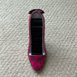 Fun pink ring holder.